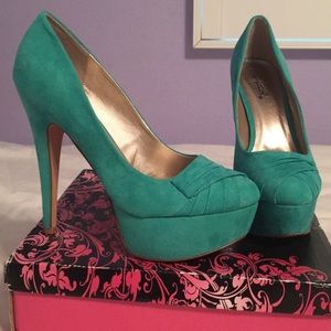 Quipid seafoam heels. Size 8.